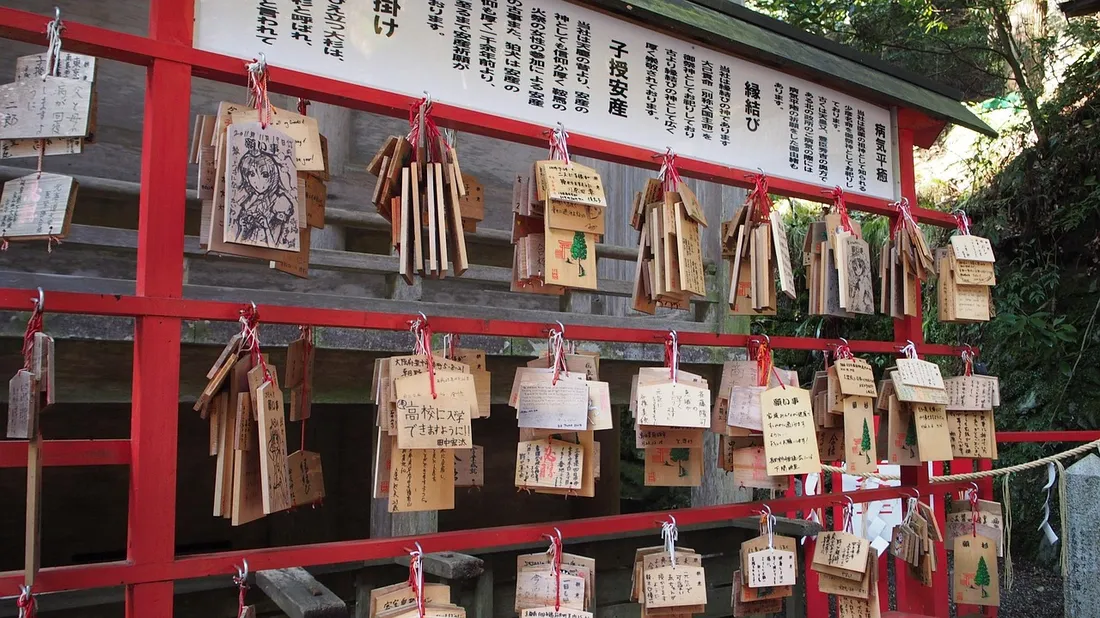 絵馬がたくさん掛けられた神社