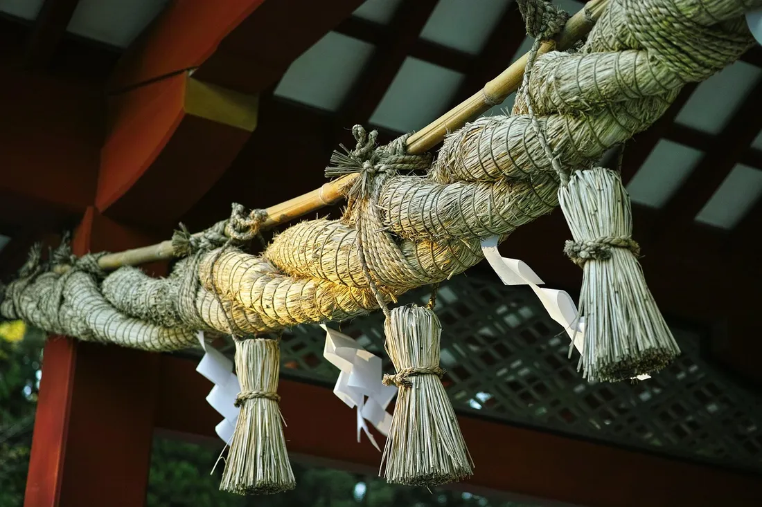 神社に張られた大きなしめ縄