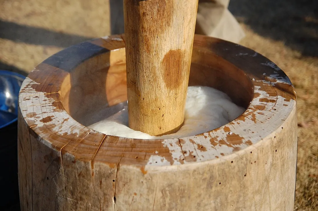 臼と杵で餅つきをする様子