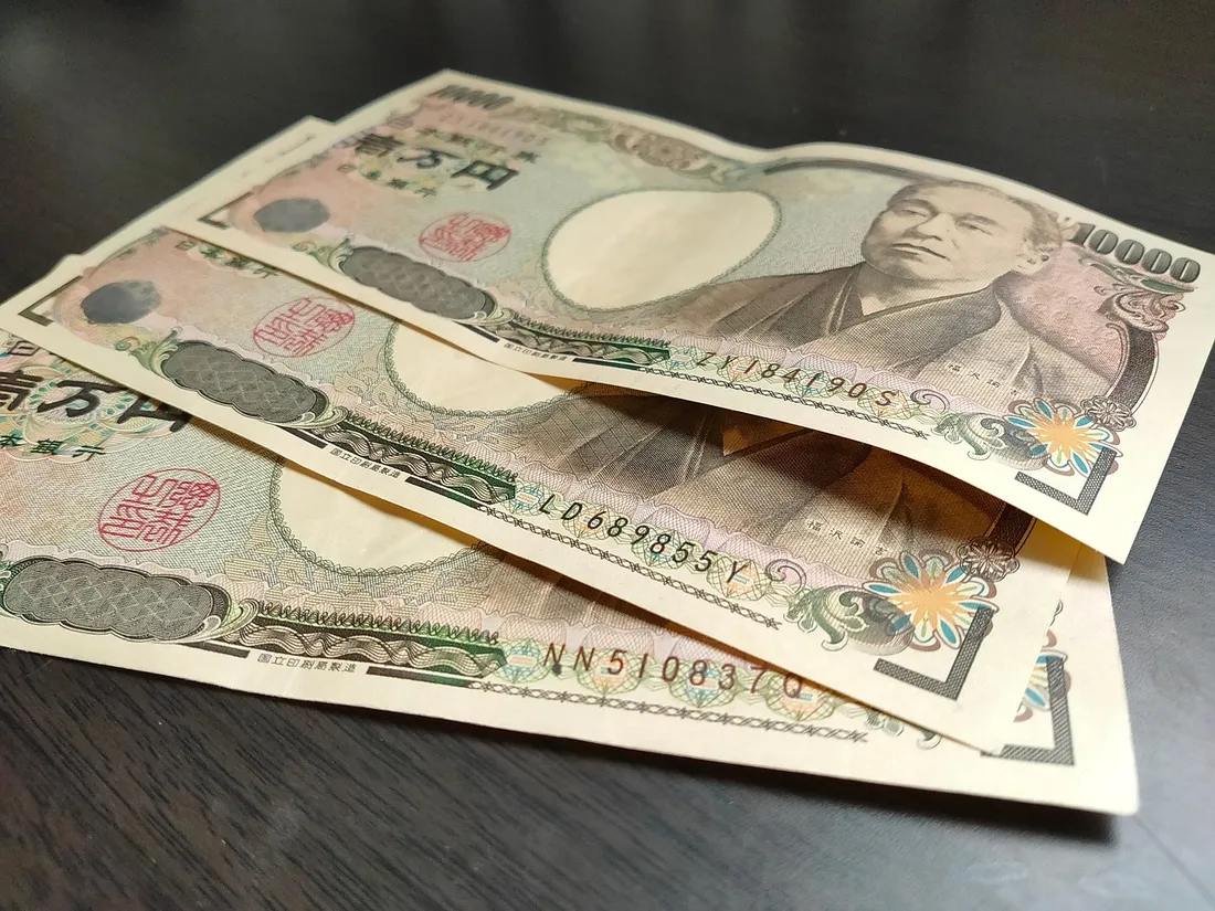 一万円札が並んだ日本の紙幣